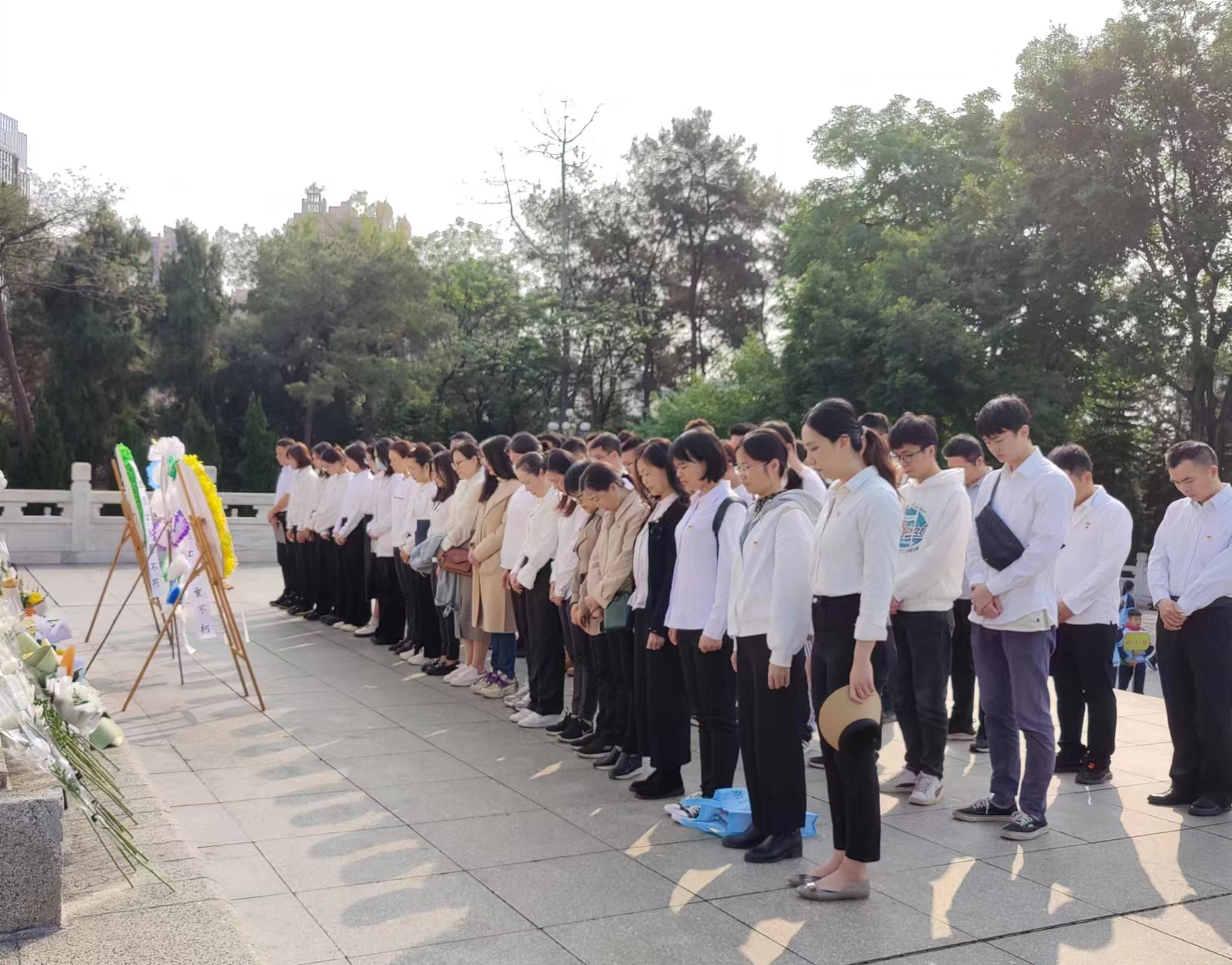 市排水公司黨總支、南寧建康環(huán)保公司黨支部開展“緬懷革命先烈，賡續(xù)紅色基因”聯(lián)合主題黨日活動(dòng)