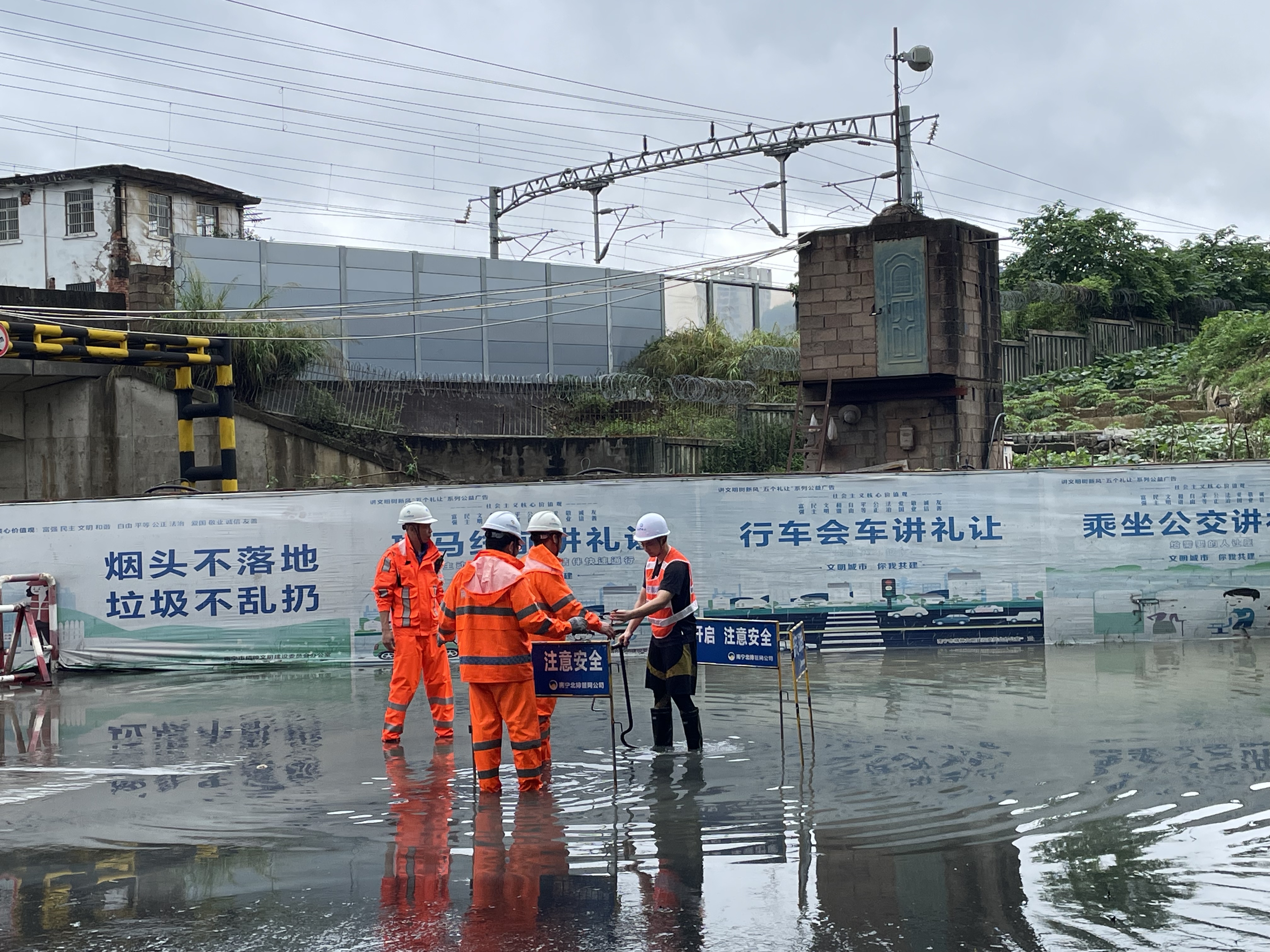 積極應(yīng)對強降雨，市排水公司連夜出擊排水搶險